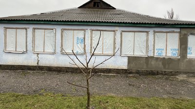 Будівля дитсадка, що частково відновили Будівля дитсадка, що частково відновили