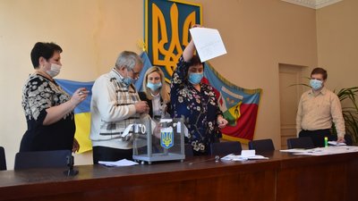 Глухівські депутати проголосували за відставку мера і секретаря після закриття сесії