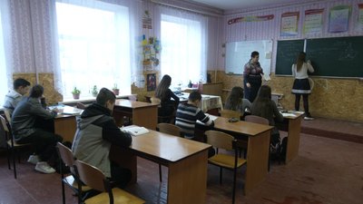 На Харківщині планують розформувати випускні класи двох шкіл. Батьки дітей проти