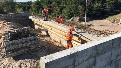 Поблизу Ніжина відбудовують шляхопровід, який був зруйнований під час бойових дій Поблизу Ніжина відбудовують шляхопровід, який був зруйнований під час бойових дій