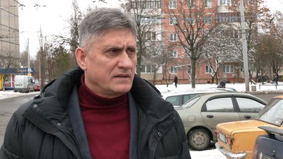 На Рівненщині люди чекають маршрутки у черзі на кілька метрів. В управлінні транспорту відповіли На Рівненщині люди чекають маршрутки у черзі на кілька метрів. В управлінні транспорту відповіли