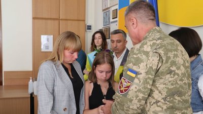 У Житомирі родинам полеглих воїнів вручили посмертні державні нагороди У Житомирі родинам полеглих воїнів вручили посмертні державні нагороди
