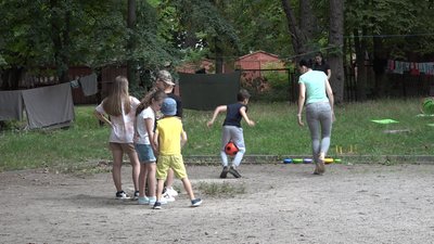 Гуманітарний штаб, дитячий табір та нові сусіди. Як облаштувалися переселенці з Луганщини в гуртожитку на Київщині Гуманітарний штаб, дитячий табір та нові сусіди. Як облаштувалися переселенці з Луганщини в гуртожитку на Київщині
