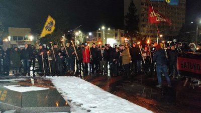 Смолоскипною ходою відзначили день народження Степана Бандери у Черкасах