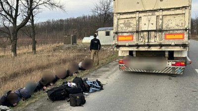 Віз у причепі зерновоза: буковинця підозрюють у незаконному переправленні чоловіків за кордон