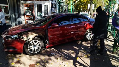 ДТП у Житомирі: автомобіль в'їхав на зупинку громадського транспорту – є потерпілі