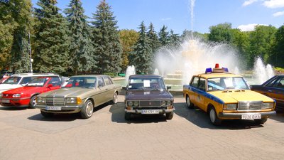 Виставку ретроавтомобілів представили у Вінниці у рамках історичного ралі Виставку ретроавтомобілів представили у Вінниці у рамках історичного ралі