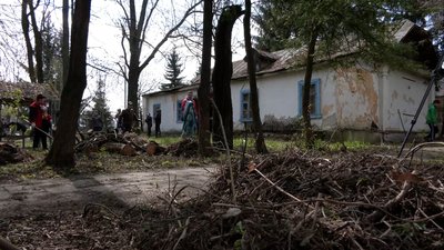 У Новгороді-Сіверському люди вийшли на толоку, щоб відновити 100-літню базу відпочинку