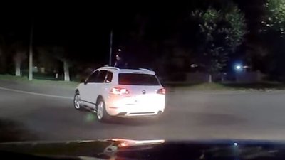 У Луцьку патрульні зупинили нетверезу водійку за танці подруги в люці авто