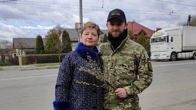 "Це — дуже болюча передача". Матері полеглого воїна Василя Стефанишина передали речі з місця загибелі сина "Це — дуже болюча передача". Матері полеглого воїна Василя Стефанишина передали речі з місця загибелі сина
