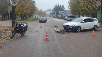 У Шостці водій автомобіля наїхав на мотоцикл: є постраждалі