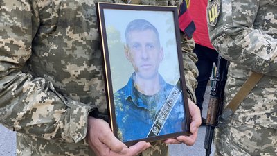 У Полтаві влаштували прощання з воїном Русланом Литвином: ким він був