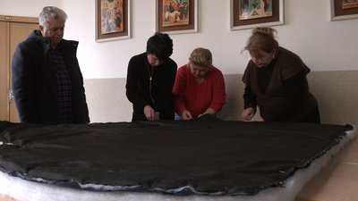 У Франківську студенти та викладачі Інституту мистецтв шиють спальні мішки для українських воїнів У Франківську студенти та викладачі Інституту мистецтв шиють спальні мішки для українських воїнів