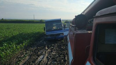 Дніпропетровщина після рясних дощів: застряглий транспорт, повалені дерева, провалений асфальт