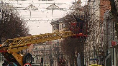 У Житомирі почали прикрашати місто до новорічних свят
