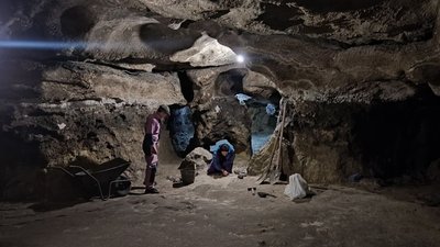 На Тернопільщині працівники музею вкладають доріжки в печері