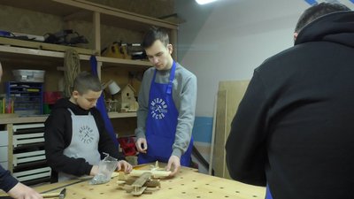 Майстерня "Мудрий тесля" працює для дітей, у яких немає батька, дітей-переселенців та хлопців, чий батько воює в ЗСУ Майстерня "Мудрий тесля" працює для дітей, у яких немає батька, дітей-переселенців та хлопців, чий батько воює в ЗСУ