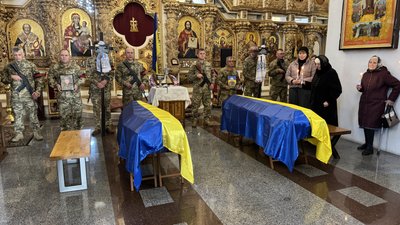 На Полтавщині попрощалися із двома військовими, які полягли на війні з РФ