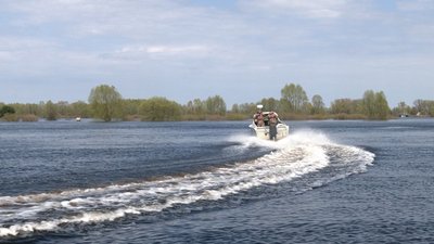 Затопило всі дороги: як жителі прикордонного села, що на Чернігівщині, на човнах добираються на роботу Затопило всі дороги: як жителі прикордонного села, що на Чернігівщині, на човнах добираються на роботу
