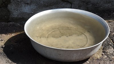 "Збираємо дощову воду". На Донеччині три села залишаються без води через борги "Збираємо дощову воду". На Донеччині три села залишаються без води через борги