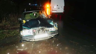 На Івано-Франківщині автомобіль наїхав на трьох людей: поліція розслідує обставини ДТП