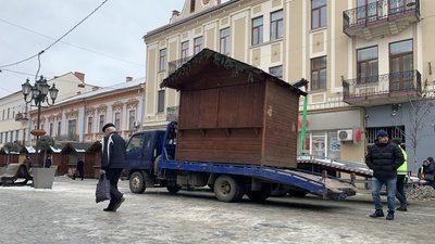В Ужгороді розбирають головну ялинку міста. Фоторепортаж В Ужгороді розбирають головну ялинку міста. Фоторепортаж