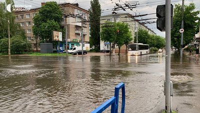 Гроза у Житомирі – місто накрила злива, підтопивши вулиці Гроза у Житомирі – місто накрила злива, підтопивши вулиці