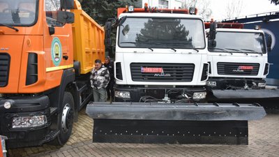 Містам та громадам на Донеччині вручили нову комунальну техніку Містам та громадам на Донеччині вручили нову комунальну техніку