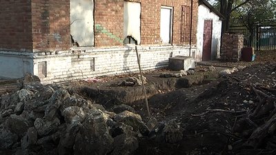 У Запорізькому районі руйнують фасад історичної будівлі У Запорізькому районі руйнують фасад історичної будівлі