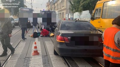 У Львові автомобіль наїхав на жінку з двома дітьми: пішоходів госпіталізували