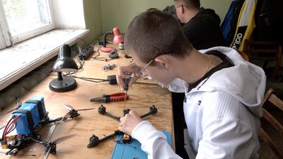 На Вінниччині восьмеро учнів майструють дрони для оборонців На Вінниччині восьмеро учнів майструють дрони для оборонців