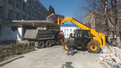 У Житомирі прибирають територію розбомбленої російськими військами школи