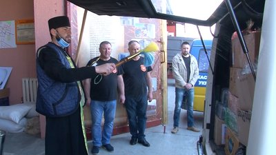 Три тонни дарунків повезли волонтери з Черкащини, щоб привітати захисників з Великоднем Три тонни дарунків повезли волонтери з Черкащини, щоб привітати захисників з Великоднем