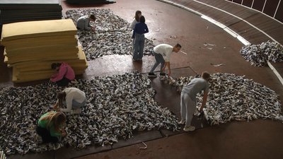 "Військові чекають по два місяці": у Хмельницькому бракує рук для плетіння маскувальних сіток