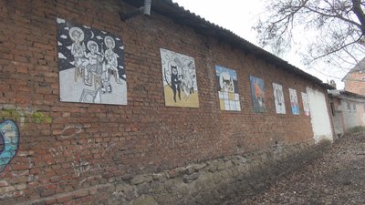 Розташували у п'яти локаціях: на вулицях Бахмута розмістили картини місцевих художників Розташували у п'яти локаціях: на вулицях Бахмута розмістили картини місцевих художників