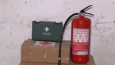 Аптечка та вогнегасникв укритті Аптечка та вогнегасникв укритті