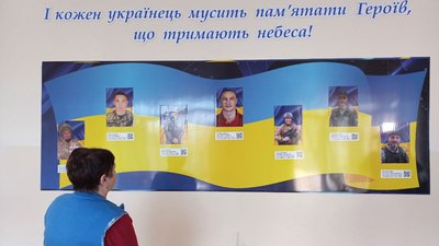 У ліцеї в Житомирі відкрили куточок пам'яті колишніх учнів, які загинули у війні за Україну У ліцеї в Житомирі відкрили куточок пам'яті колишніх учнів, які загинули у війні за Україну