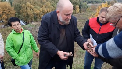 Краєзнавець Дмитро Казанцев показує першим туристам знайдені у селі Теліжинці Старосинявської громади старожитності. Краєзнавець Дмитро Казанцев показує першим туристам знайдені у селі Теліжинці Старосинявської громади старожитності.
