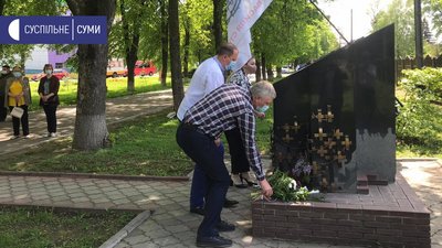 У Сумах вшанували пам'ять жертв політичних репресій комуністичного режиму У Сумах вшанували пам'ять жертв політичних репресій комуністичного режиму