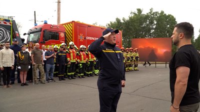 Момент нагородження Анатолія Васильченка Президентом Володимиром Зеленським Момент нагородження Анатолія Васильченка Президентом Володимиром Зеленським