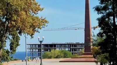 Будівництво позаду пам'ятника Невідомому матросу