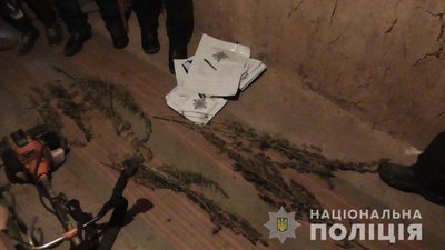 Поліцейські Черкащини під час обшуку домоволодіння виявили наркотики Поліцейські Черкащини під час обшуку домоволодіння виявили наркотики