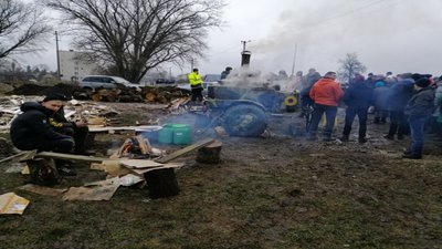 Біля Микулинців на Тернопільщині люди продовжують чергувати на блокпостах