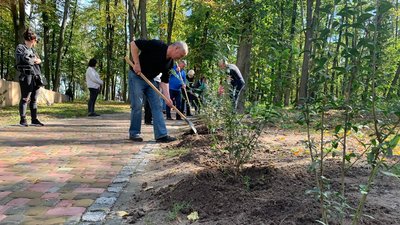 "Алея від внутрішньо переміщених": у Черкасах навколо підсвіченої доріжки в парку переселенці висадили дерева