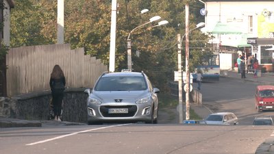 Зарослі на тротуарі: рівняни нарікають на відсутність пішохідного простору на дорозі Зарослі на тротуарі: рівняни нарікають на відсутність пішохідного простору на дорозі