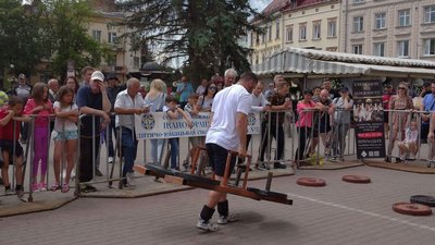 У Франківську влаштували богатирські забави до Дня молоді