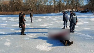 У Дніпрі водолази-рятувальники дістали вмерзле у кригу тіло чоловіка У Дніпрі водолази-рятувальники дістали вмерзле у кригу тіло чоловіка