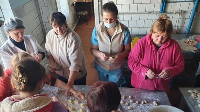На Житомирщині працівники однієї з лікарень та волонтери разом готують гарячі обіди для тероборони На Житомирщині працівники однієї з лікарень та волонтери разом готують гарячі обіди для тероборони