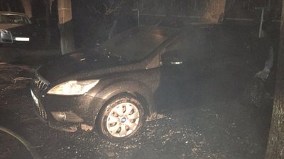 Під житловим будинком у Краматорську згоріли два авто. ФОТО