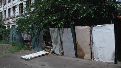 У Житомирі руйнується стара школа, яка є власністю Податкової академії сусідньої області У Житомирі руйнується стара школа, яка є власністю Податкової академії сусідньої області